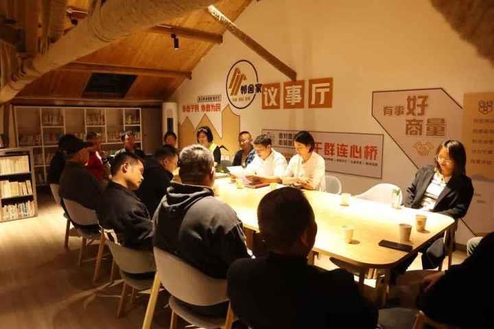 △浙江金華武義縣后陳村“鄰舍家”協(xié)商議事會討論舊村改造事宜。