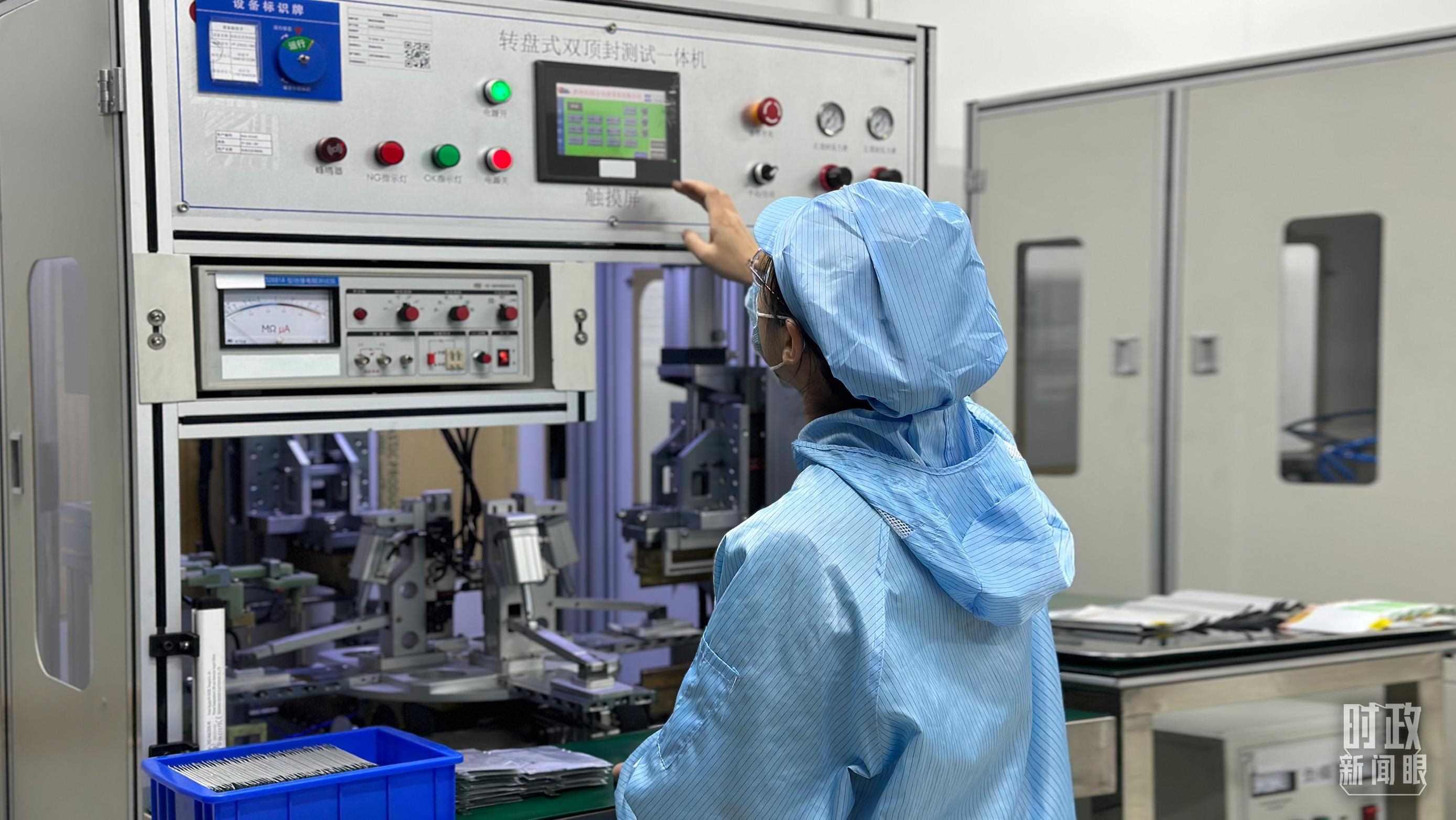 △企業(yè)電池技術中心內，員工正在進行電池封裝。（總臺央視記者盧心雨拍攝）