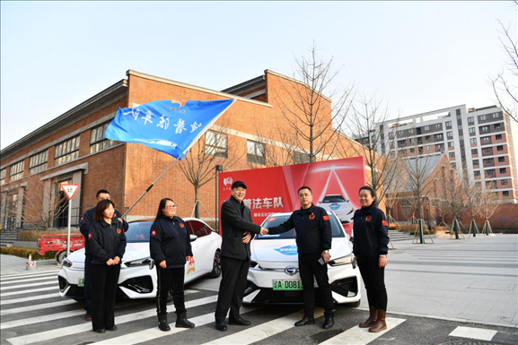 沈陽“憲法宣傳周”啟動儀式上雷鋒車隊照片。遼寧省司法廳供圖
