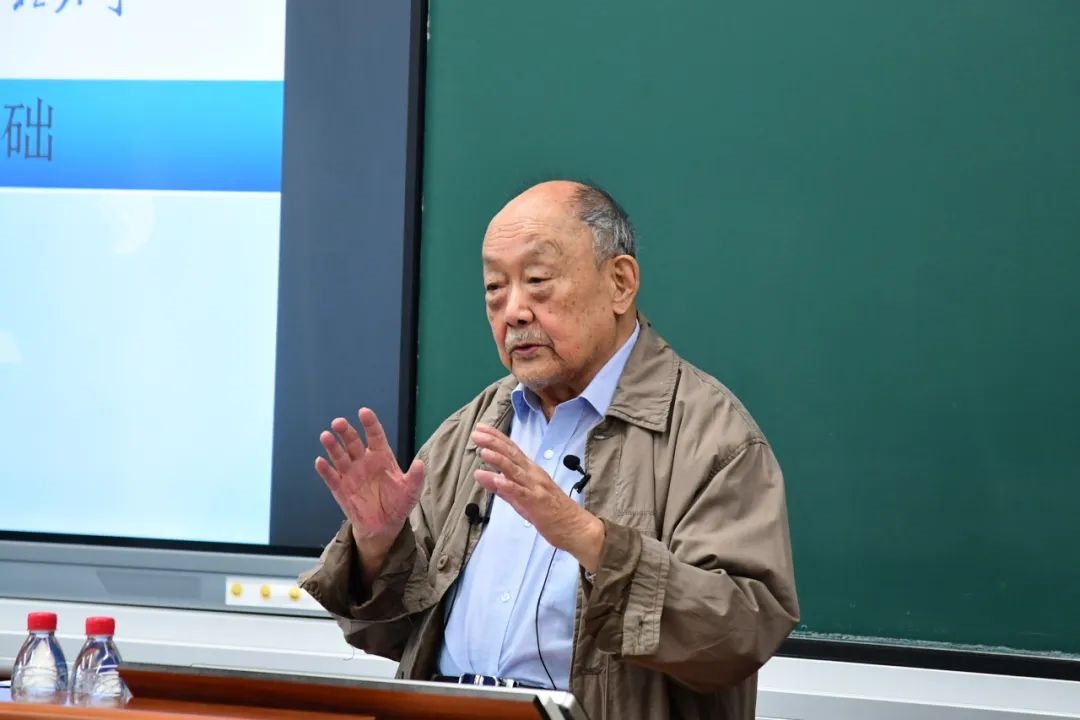 91歲的楊士莪院士“一站到底”為學(xué)生授課。哈爾濱工程大學(xué)供圖