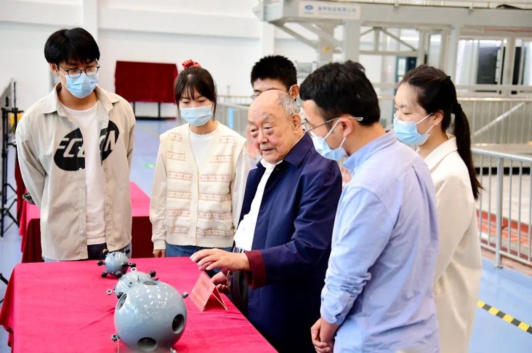 楊士莪院士在實(shí)驗(yàn)室指導(dǎo)學(xué)生。哈爾濱工程大學(xué)供圖