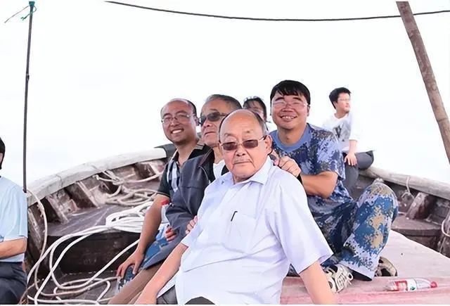 楊士莪院士參加海試。哈爾濱工程大學(xué)供圖