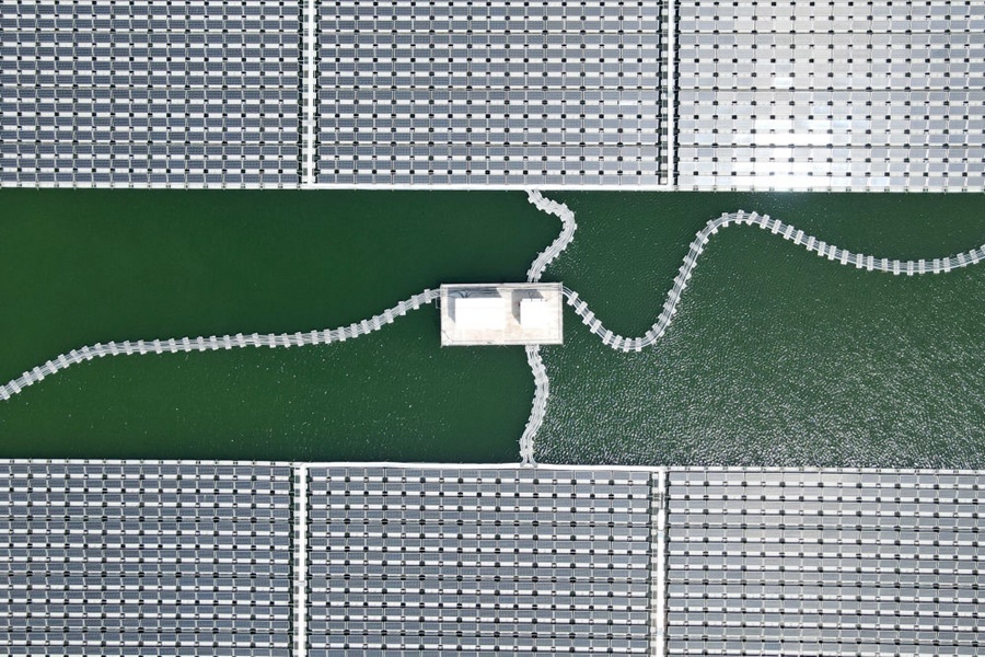 2022年8月25日拍攝的潁上縣毛圩水上光伏電站（無(wú)人機(jī)照片）。近年來(lái)，安徽省阜陽(yáng)市潁上縣古城鎮(zhèn)積極推進(jìn)采煤沉陷區(qū)治理工作，將昔日的采煤沉陷區(qū)建設(shè)成水上光伏電站，既減少占用土地面積，又能生產(chǎn)清潔能源。