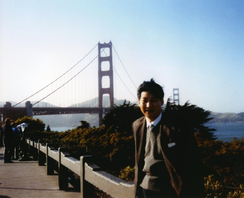 這是1985年，時任正定縣委書記的習近平在美國考察時的照片。新華社發(fā)