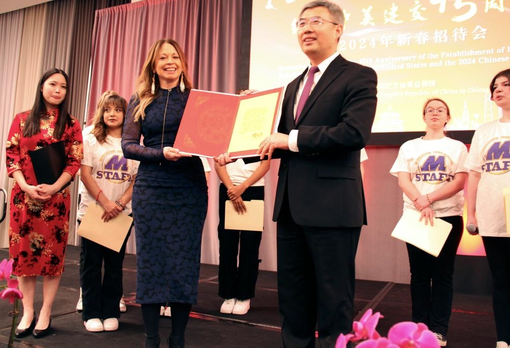2024年2月27日，中國駐芝加哥總領事館舉辦慶祝中美建交45周年招待會，來自馬斯卡廷中學的學生們在招待會上收到一份特殊禮物——中國國家主席習近平給他們的復信。新華社記者 徐靜 攝