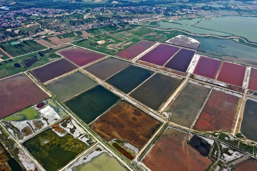 這是2023年7月11日拍攝的山西運(yùn)城鹽湖一角（無(wú)人機(jī)照片）。按照“生態(tài)優(yōu)先、保護(hù)為主、適度開(kāi)發(fā)”的原則，2020年9月，運(yùn)城市全面停止鹽湖范圍內(nèi)的工業(yè)生產(chǎn)活動(dòng)。近年來(lái)，千年鹽湖正在向生態(tài)保護(hù)、風(fēng)貌重塑、產(chǎn)業(yè)轉(zhuǎn)型、全域旅游的“綠色發(fā)展”轉(zhuǎn)變。