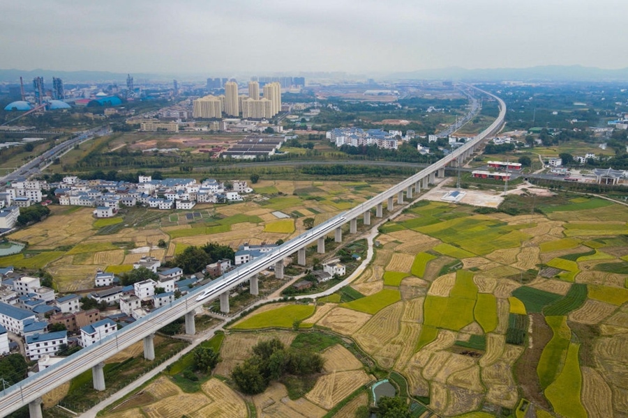 2021年10月14日，聯(lián)調(diào)聯(lián)試列車經(jīng)過(guò)贛深高鐵信豐特大橋（無(wú)人機(jī)照片）。2021年12月10日，連通贛南革命老區(qū)與深圳經(jīng)濟(jì)特區(qū)的贛深高鐵正式開(kāi)通運(yùn)營(yíng)，江西與粵港澳大灣區(qū)間形成快速客運(yùn)通道。