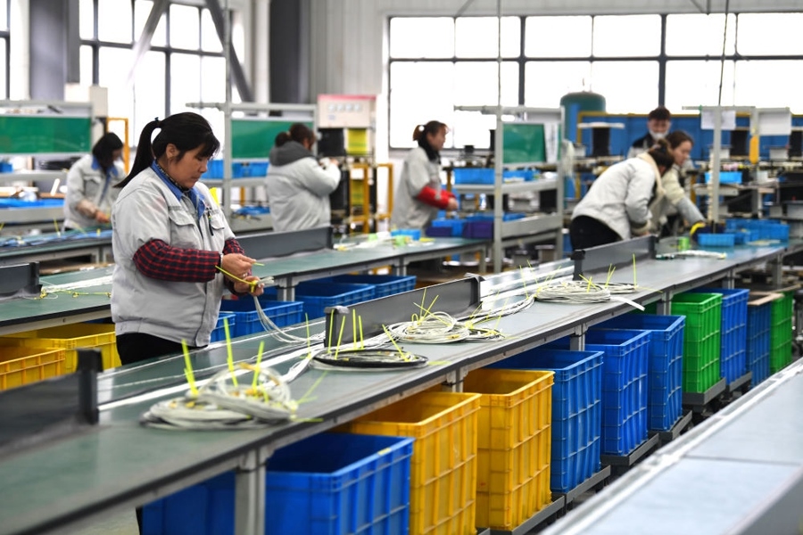 2022年2月16日，工作人員在安徽省滁州市汊河軌道交通裝備產(chǎn)業(yè)園的一家軌道交通裝備企業(yè)生產(chǎn)線上忙碌。安徽省滁州市來(lái)安縣汊河鎮(zhèn)地處皖蘇交界，緊鄰南京市江北新區(qū)。近年來(lái)，來(lái)安縣成為承接南京產(chǎn)業(yè)轉(zhuǎn)移的前沿陣地，汊河這個(gè)曾經(jīng)的傳統(tǒng)農(nóng)業(yè)小鎮(zhèn)緊抓機(jī)遇，開(kāi)始深度融入長(zhǎng)三角，參與產(chǎn)業(yè)協(xié)作分工。產(chǎn)業(yè)園吸引了越來(lái)越多長(zhǎng)三角地區(qū)軌道交通企業(yè)入駐，形成了鐵路客車、城際軌道零部件研發(fā)、生產(chǎn)、銷售的產(chǎn)業(yè)集群。