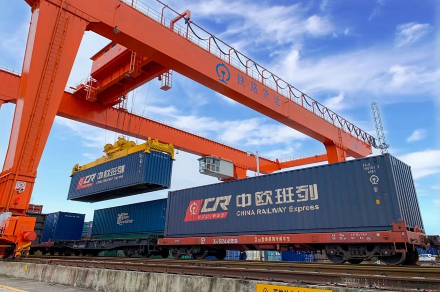 2022年4月29日，在鐵路合肥北站物流基地集裝箱作業(yè)區(qū)，龍門(mén)吊吊裝準(zhǔn)備發(fā)運(yùn)的中歐班列集裝箱。