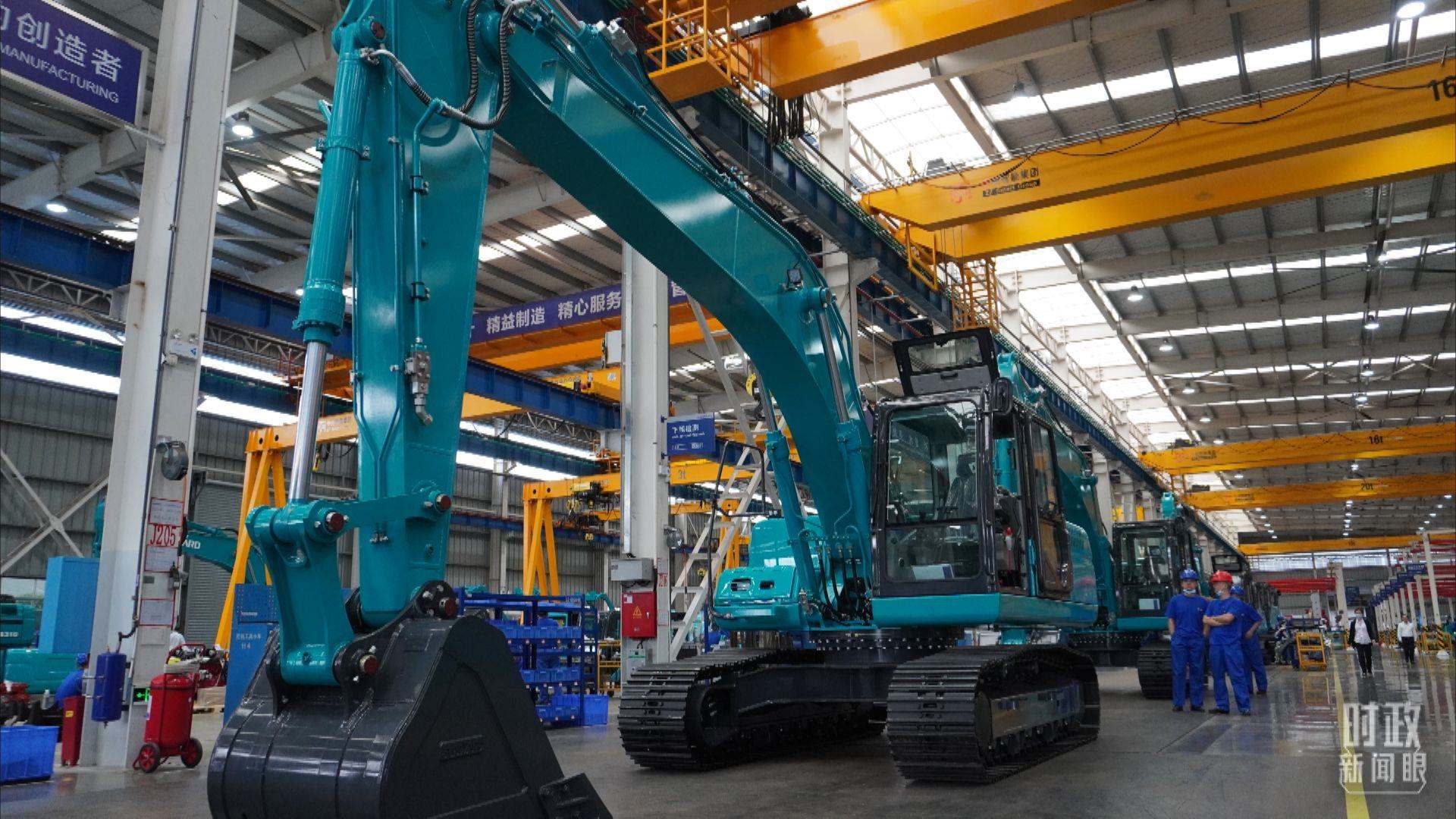 △這是山河智能大型挖掘機的組裝車間。2020年9月，習近平曾到此地考察。（總臺央視記者郭曉龍拍攝）