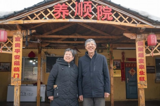 在伊春市友好區(qū)，伊春森工上甘嶺林業(yè)局有限責(zé)任公司溪水林場分公司退休職工劉養(yǎng)順（右）和老伴楊秋娥在自家農(nóng)家院中（3月13日攝）。新華社記者 謝劍飛 攝