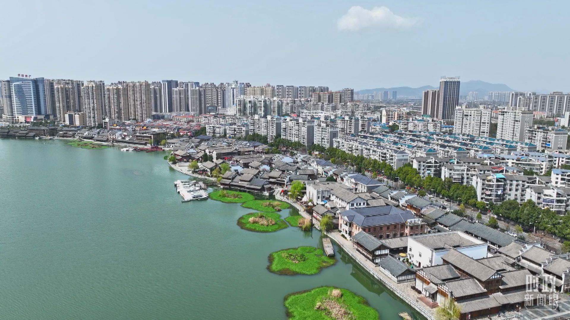 △沅江江畔，常德河街與現(xiàn)代建筑交相輝映。（總臺央視記者范凱拍攝）