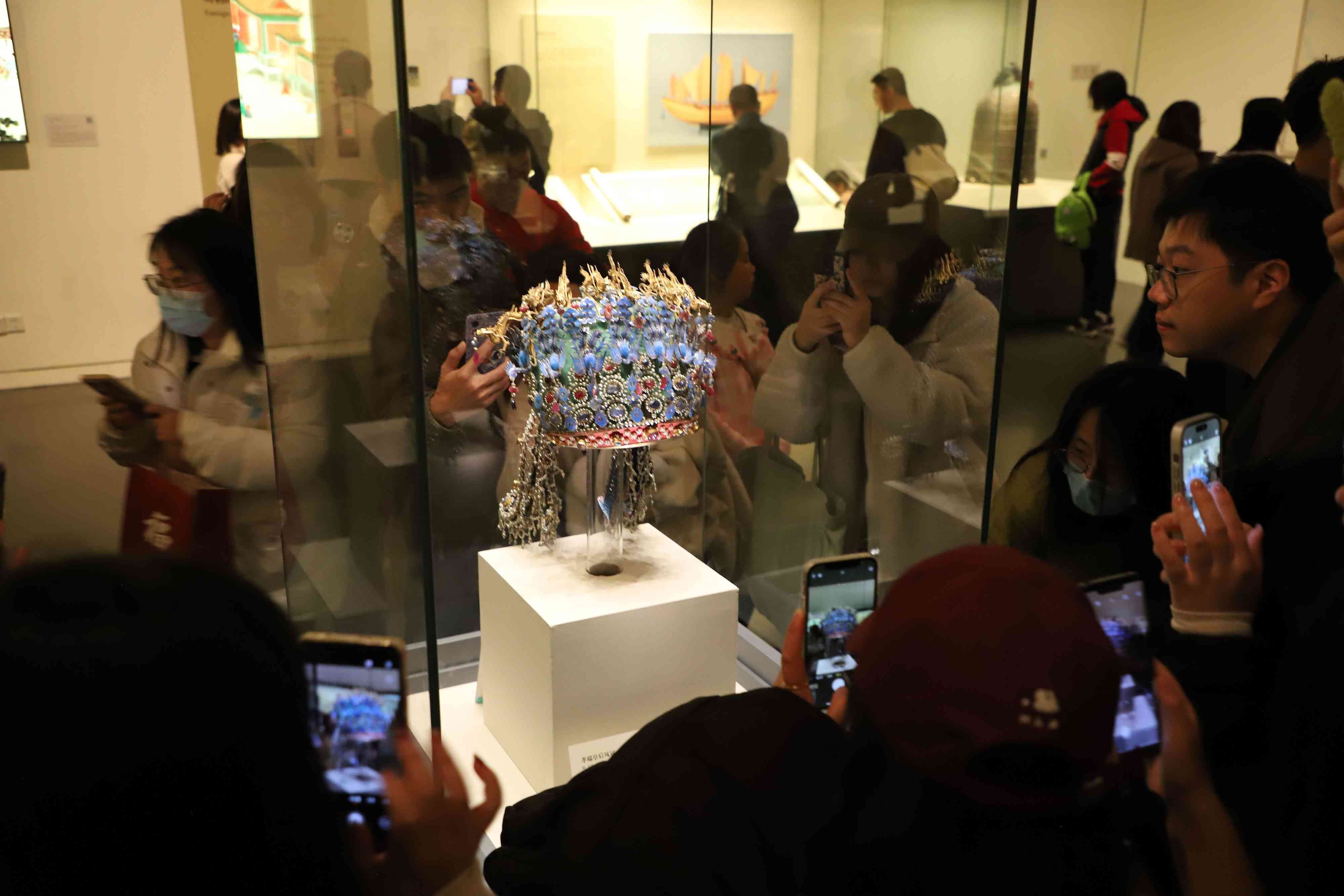 △ 2024年3月9日，北京，中國國家博物館，來自天南海北的游客在參觀藏品。