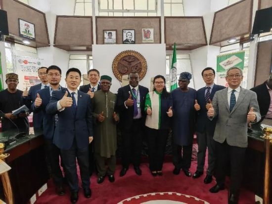 3月21日，與會嘉賓在首屆拉各斯論壇現(xiàn)場合影留念。（圖片由中國駐拉各斯總領(lǐng)事館提供）