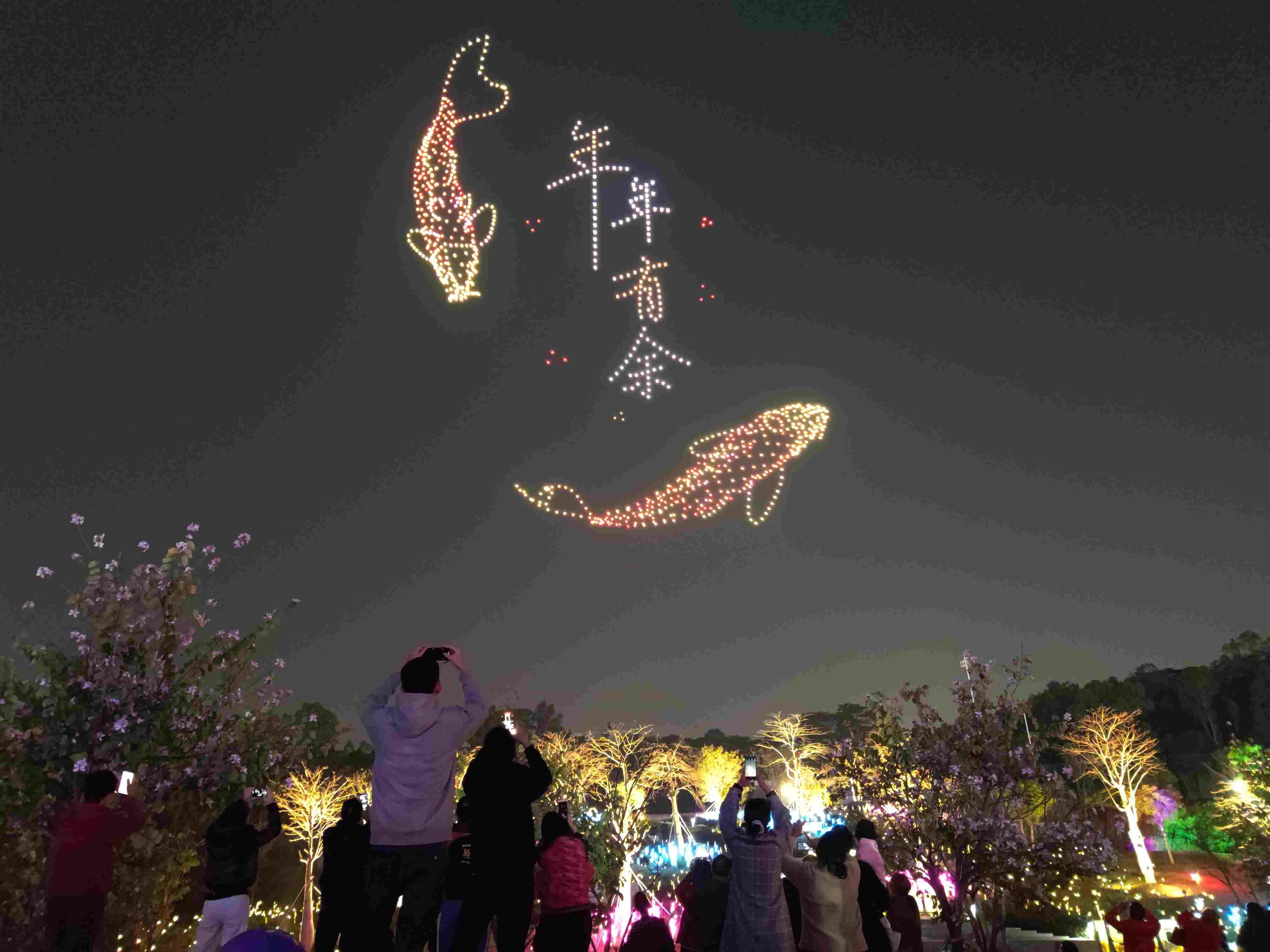 △ 2024年2月10日，深圳北站中心公園，春節(jié)主題無人機燈光秀引來眾多游客駐足觀看。