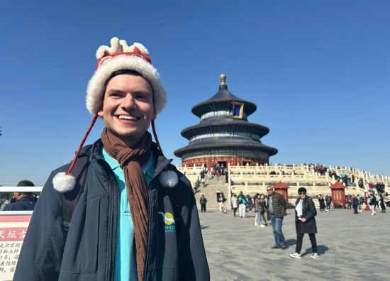 3月20日，德國游客馬克西米利安在北京天壇公園參觀游覽。新華社記者 楊淑君 攝