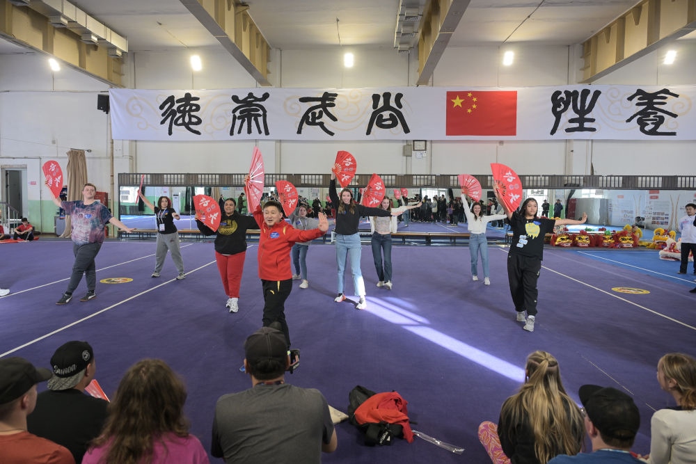 3月19日，美國華盛頓州中學生代表團的成員在首都體育學院體驗功夫扇。新華社記者 李鑫 攝