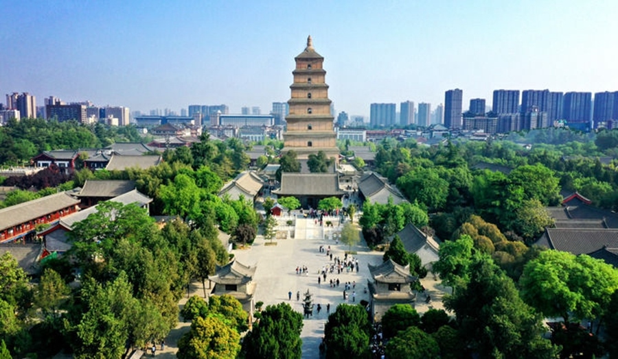  這是2023年4月19日拍攝的西安大雁塔（無(wú)人機(jī)照片）。2014年6月，由中國(guó)、哈薩克斯坦和吉爾吉斯斯坦三國(guó)聯(lián)合申報(bào)的“絲綢之路：長(zhǎng)安-天山廊道的路網(wǎng)”成功列入《世界遺產(chǎn)名錄》,成為世界上第一個(gè)以聯(lián)合申報(bào)的形式成功列入世界遺產(chǎn)名錄的絲綢之路項(xiàng)目，也是聯(lián)合國(guó)教科文組織確定的絲綢之路54個(gè)廊道中第一個(gè)成功申遺的項(xiàng)目。新華社記者 劉瀟 攝