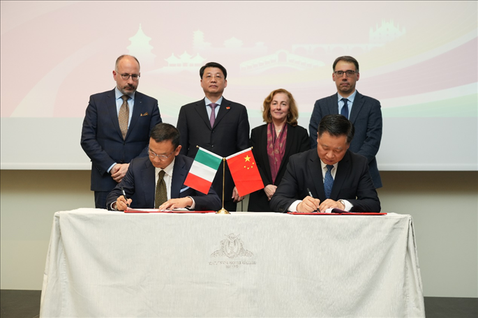 揚州市政府與意大利中國商會簽署合作協(xié)議。 主辦方供圖