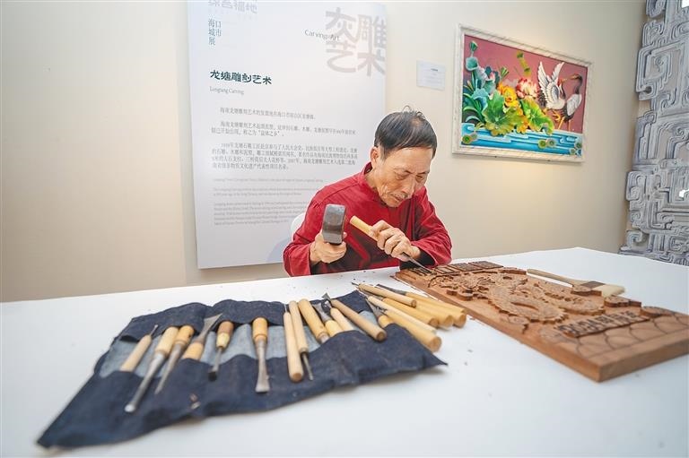 △2024年3月25日，在博鰲東嶼島文化公園?？诔鞘姓宫F(xiàn)場(chǎng)，非遺傳承人展演龍?zhí)恋窨趟囆g(shù)。