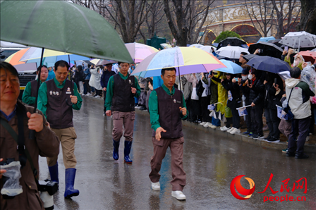 飼養(yǎng)員姜哲遠(yuǎn)和宋永寬為“福寶”開(kāi)路送行。人民網(wǎng) 李帆攝
