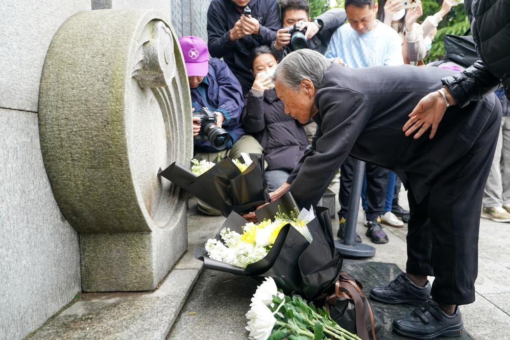 南京大屠殺幸存者夏淑琴在獻花。新華社記者李博 攝