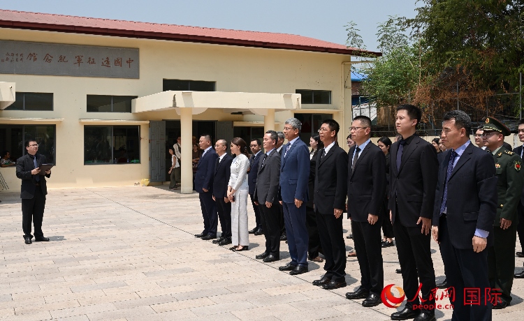 全體人員默哀追思。人民網(wǎng)記者 謝佳君攝