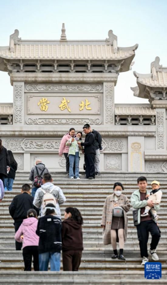 4月5日，游客在寧夏石嘴山市北武當(dāng)生態(tài)旅游區(qū)游玩、拍照。新華社記者 馮開華 攝