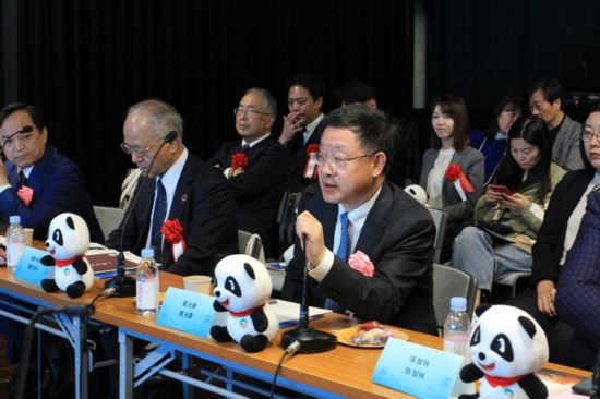 圖為四川省文化和旅游廳廳長(zhǎng)戴允康向日本友人介紹四川旅游資源。（中國(guó)駐東京旅游辦事處供圖）