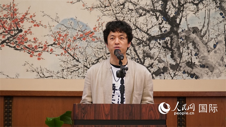 影片導(dǎo)演竹內(nèi)亮致辭。人民網(wǎng) 蔣曉辰攝