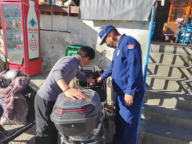 拉薩市消防救援支隊組織開展電動自行車消防安全檢查工作。受訪者供圖