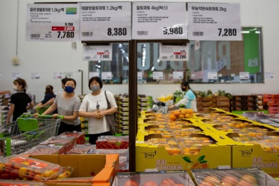 2022年7月9日，人們在韓國高陽市一家超市水果區(qū)購物。新華社記者王益亮攝