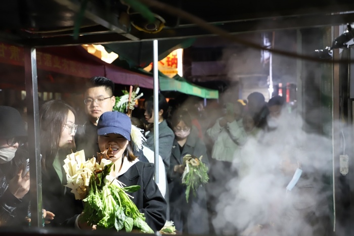 天水麻辣燙爆火，游客正在排隊。圖片來源：天水市融媒體中心