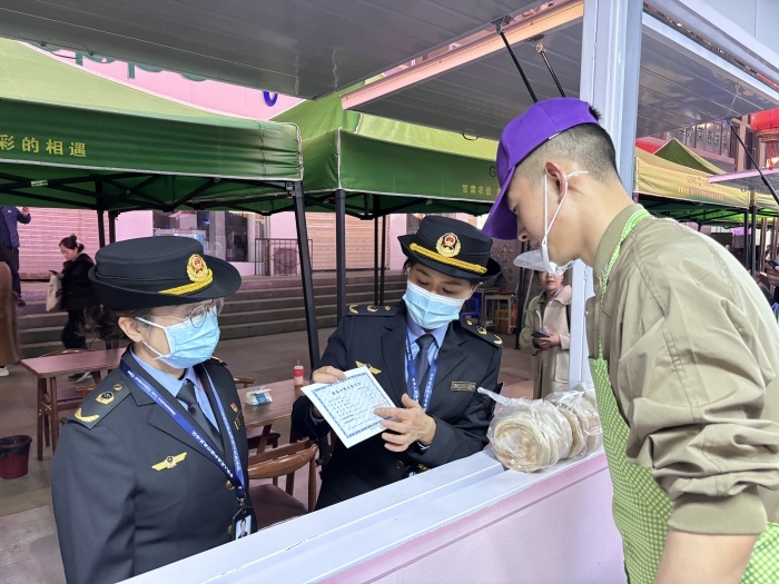 甘肅省天水市麥積區(qū)北道埠街道市場監(jiān)管所為麥積區(qū)步行街開辦的“麻辣燙一條街”提供送證上門服務(wù)。受訪者供圖