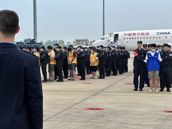 中國籍涉賭詐違法犯罪嫌疑人從柬埔寨被押解回國。人民網(wǎng)記者 郝萍攝