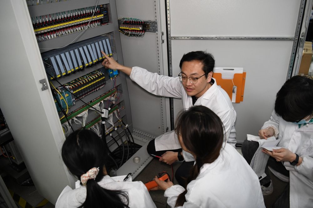 2024年4月6日，在位于安徽合肥的中國科學技術大學，安徽省先進功能高分子薄膜工程實驗室團隊成員在檢修自主研制的高分子薄膜原位雙向拉伸實驗設備的電氣控制系統(tǒng)。