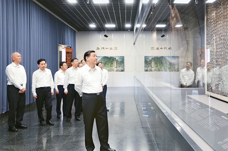 2023年7月29日，中共中央總書記、國家主席、中央軍委主席習(xí)近平在四川考察結(jié)束返京途中，來到陜西省漢中市考察。這是習(xí)近平參觀漢中市博物館有關(guān)歷史文物展陳。 新華社記者 鞠鵬/攝