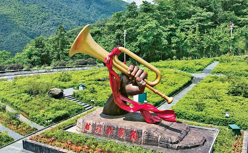 井岡山，是中國革命的搖籃。圖為2023年6月28日在井岡山拍攝的“勝利的號角”雕塑。 新華社記者 萬象/攝