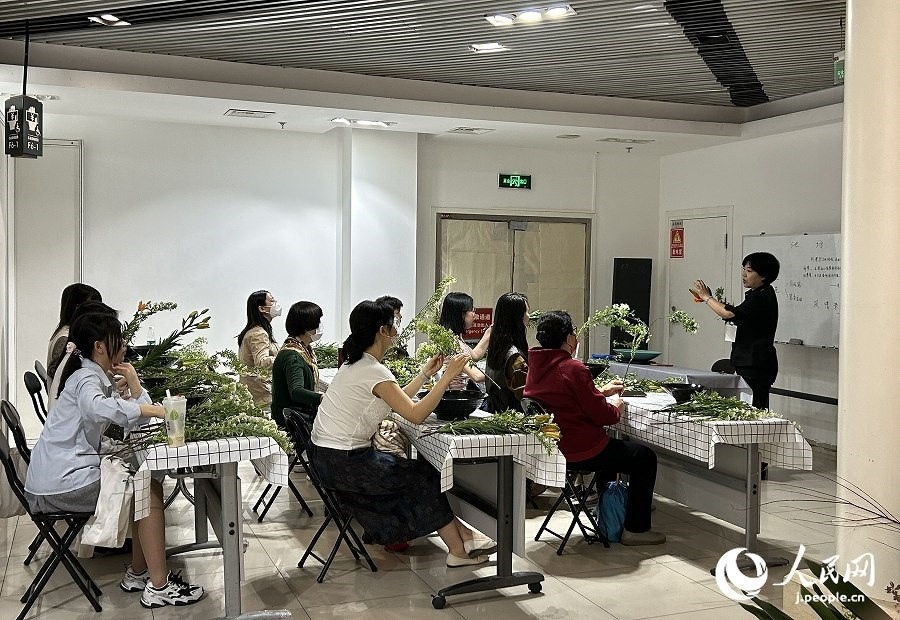 插花體驗(yàn)課。人民網(wǎng) 玄番登史江攝