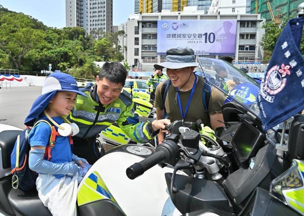 △2024年4月13日，香港特區(qū)政府警務(wù)處舉行“全民國家安全教育日”暨香港警察學(xué)院開放日開幕典禮。這是13日當(dāng)天，警隊護送組人員現(xiàn)場向市民介紹其工作。