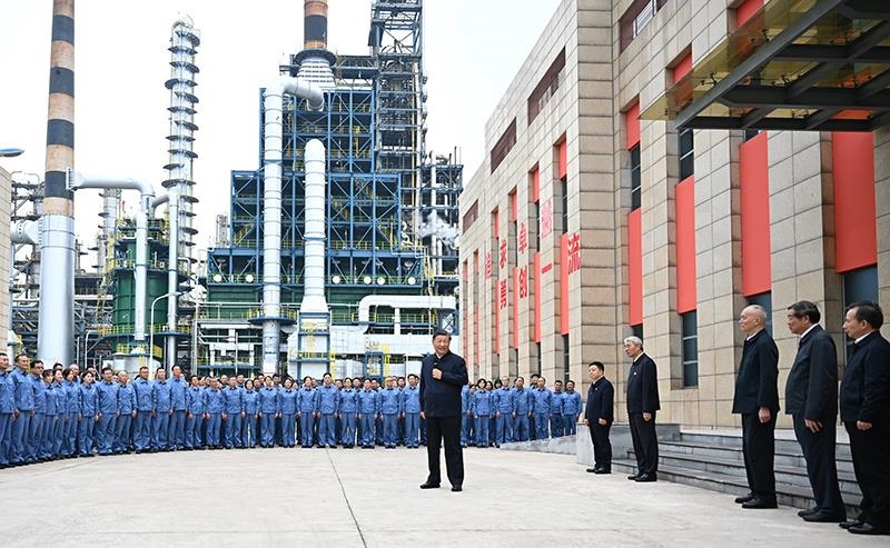 △2023年10月10日，在江西考察的習(xí)近平總書記來到中國石化九江分公司，同企業(yè)員工親切交流。