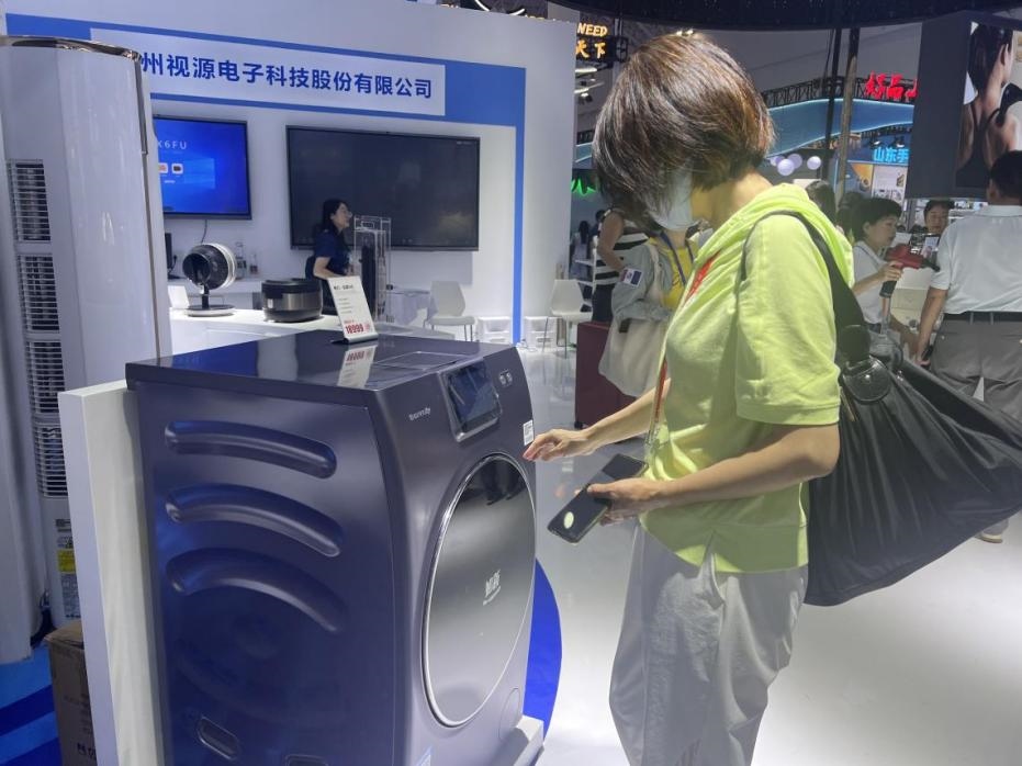 在廣東館展區(qū)內(nèi)，觀展者正在了解家用電器性能。人民網(wǎng)記者 楊迪攝