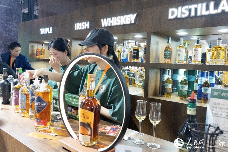 第四屆中國國際消費品博覽會愛爾蘭國家館內的參展商。人民網 常沙攝