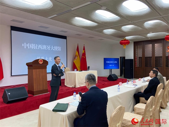 中國駐西班牙大使姚敬在僑界法治講座上致辭。人民網(wǎng)記者 范劍青攝