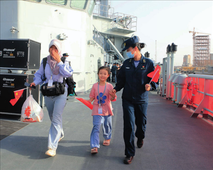 海軍軍艦赴蘇丹緊急撤離我在蘇丹人員。圖為海軍官兵帶領(lǐng)同胞登艦（2023年4月26日攝）。丁家興攝
