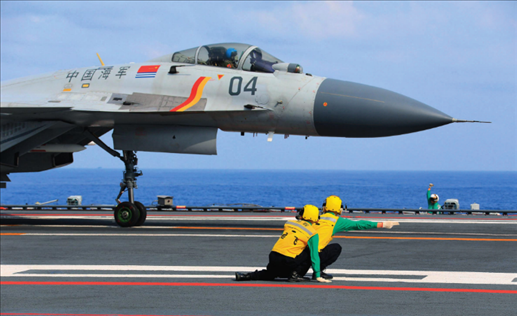 遼寧艦起飛助理作出放飛手勢(shì)，殲-15艦載戰(zhàn)斗機(jī)起飛（2020年4月攝）。張凱攝