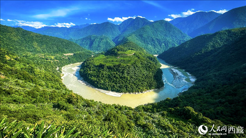 風景秀麗、植被繁茂的西藏林芝市墨脫縣果果塘大拐彎。人民網(wǎng)記者 次仁羅布攝