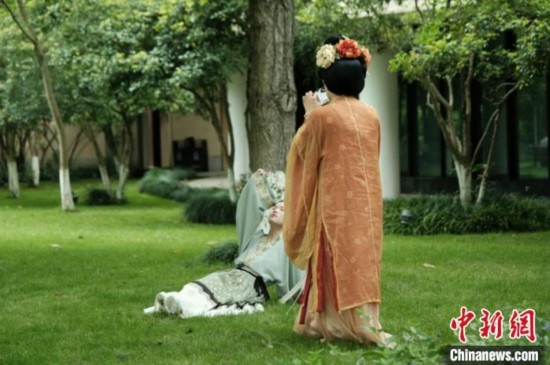 漢服愛好者在中國(guó)絲綢博物館里拍攝照片。毛瑜 攝