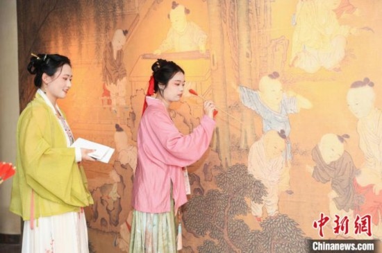 身穿漢服的年輕人參與體驗(yàn)活動(dòng)。中國(guó)絲綢博物館 供圖