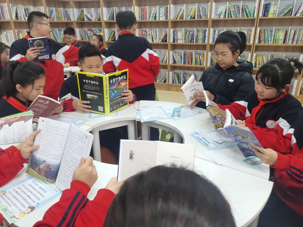 3月28日，遼寧省沈陽市鐵西區(qū)重工街第一小學(xué)的同學(xué)們在智慧圖書借閱室里專注閱讀。（沈陽市鐵西區(qū)委宣傳部供圖）